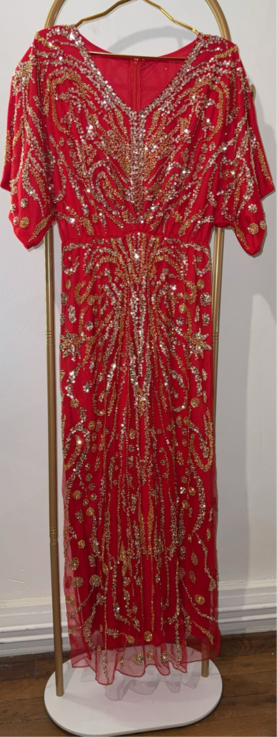 Robe de soirée rouge avec perle dorée