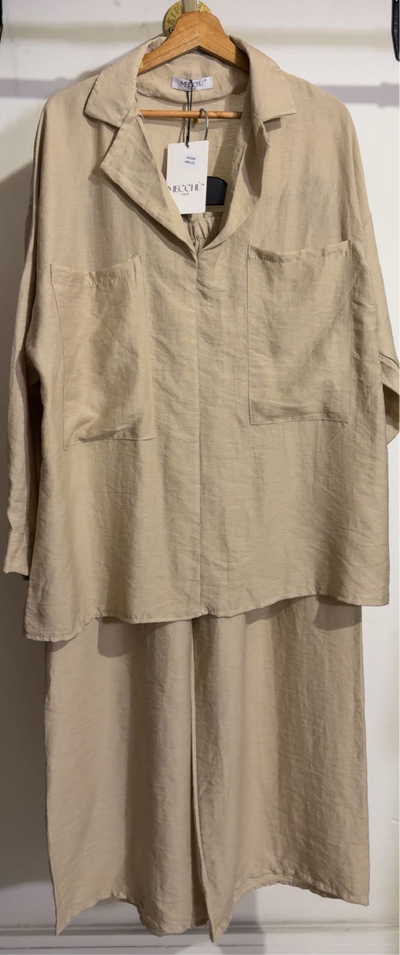 Ensemble deux pièces pantalon large et chemise avec deux poches