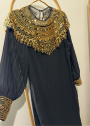 Robe longue soirée avec manche et cou perlé