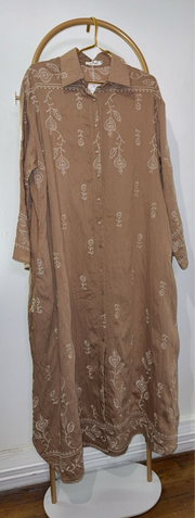 Robe chemise brodée avec poches