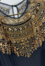 Robe longue soirée avec manche et cou perlé
