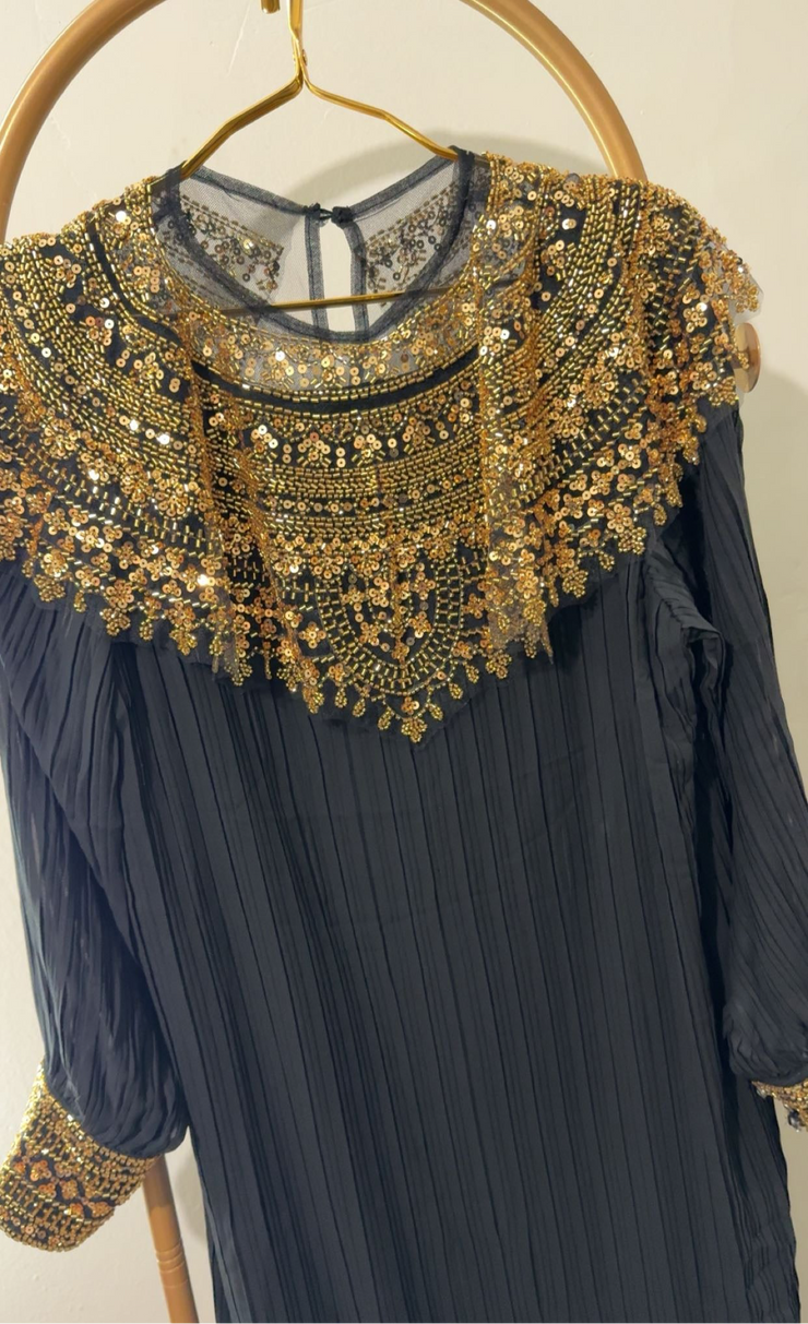 Robe longue soirée avec manche et cou perlé