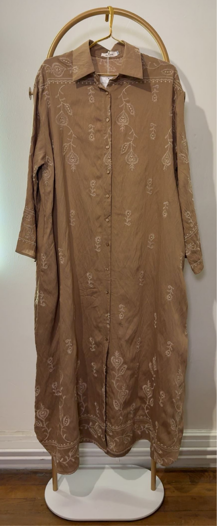 Robe chemise brodée avec poches