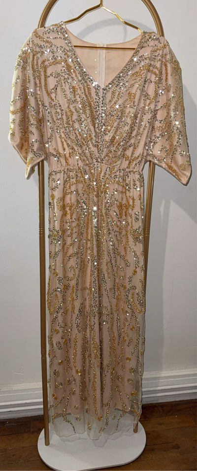 Robe de soirée beige avec perle dorée