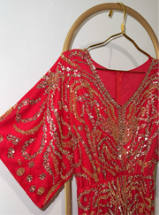 Robe de soirée rouge avec perle dorée