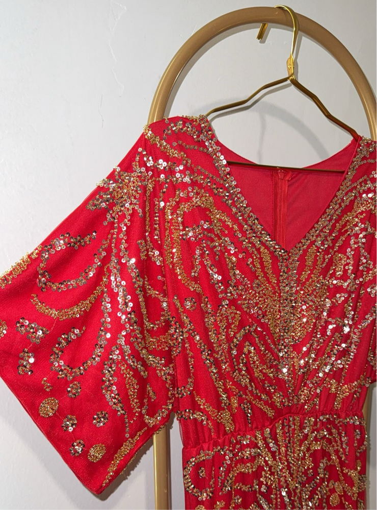 Robe de soirée rouge avec perle dorée