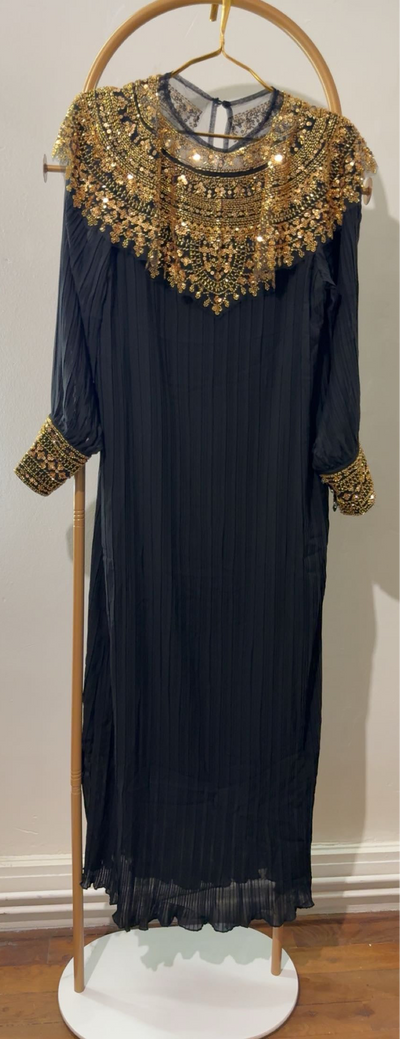 Robe longue soirée avec manche et cou perlé