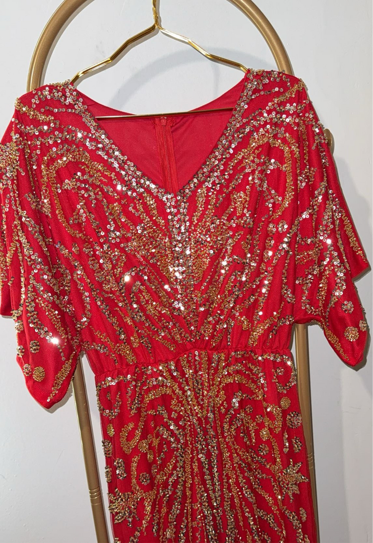 Robe de soirée rouge avec perle dorée