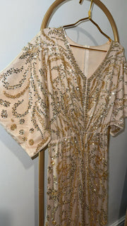 Robe de soirée beige avec perle dorée