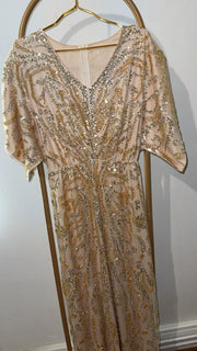 Robe de soirée beige avec perle dorée