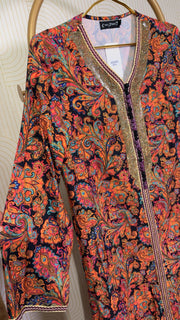 Robe longue avec strass au col